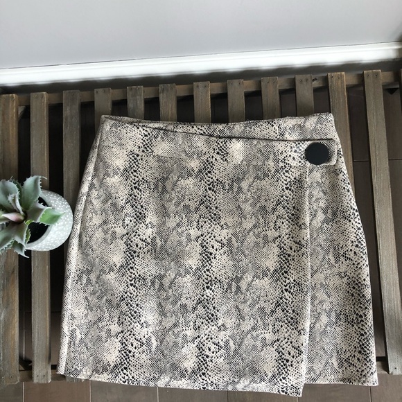 AKIRA Dresses & Skirts - Akira Animal Print Tan Snake Skin Mini Skirt